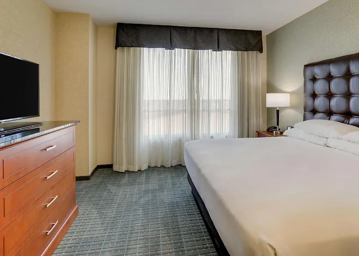Hotel Drury & Phoenix Fashion Center